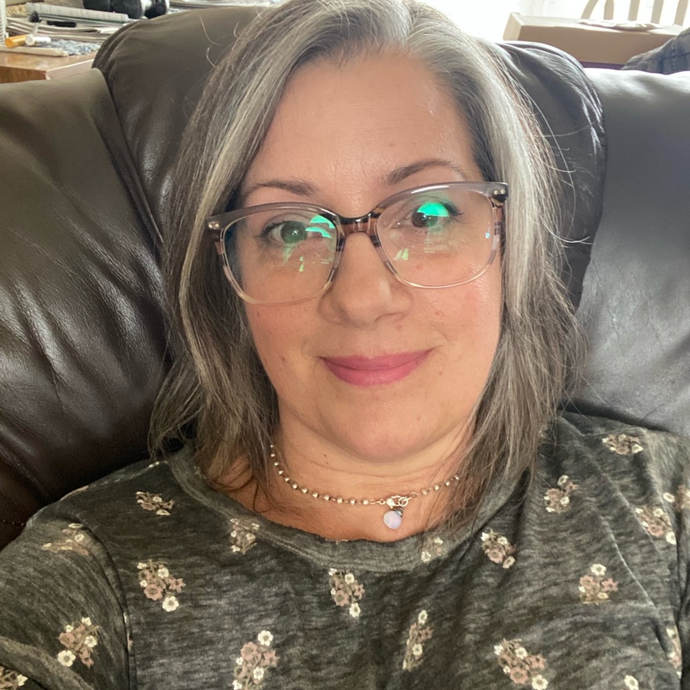 Hi 👋 I’m Tanja! I love Reselling great finds to add to your closet and home 😊